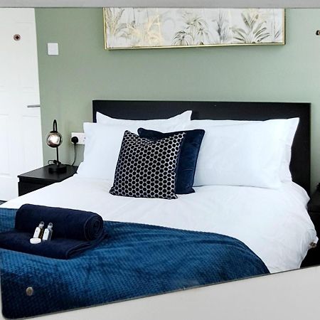 Bright 3 Bed Apartment With Terrace, Free Parking On Premises Watford  Buitenkant foto