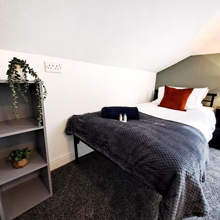 Bright 3 Bed Apartment With Terrace, Free Parking On Premises Watford  Buitenkant foto