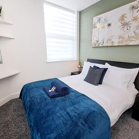 Bright 3 Bed Apartment With Terrace, Free Parking On Premises Watford  Buitenkant foto