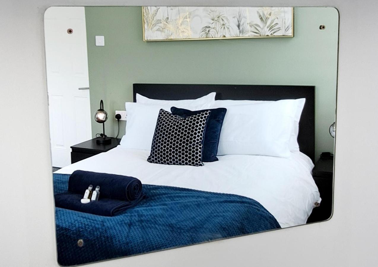 Bright 3 Bed Apartment With Terrace, Free Parking On Premises Watford  Buitenkant foto