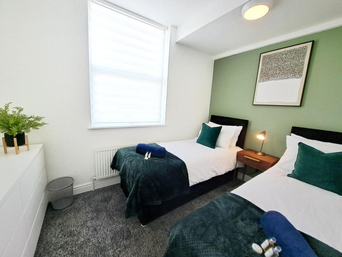 Bright 3 Bed Apartment With Terrace, Free Parking On Premises Watford  Buitenkant foto