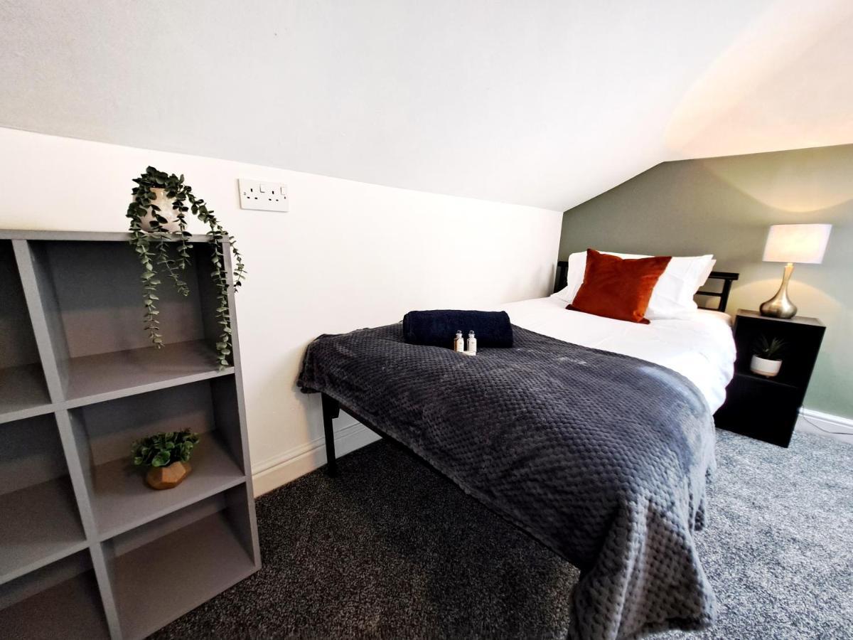 Bright 3 Bed Apartment With Terrace, Free Parking On Premises Watford  Buitenkant foto