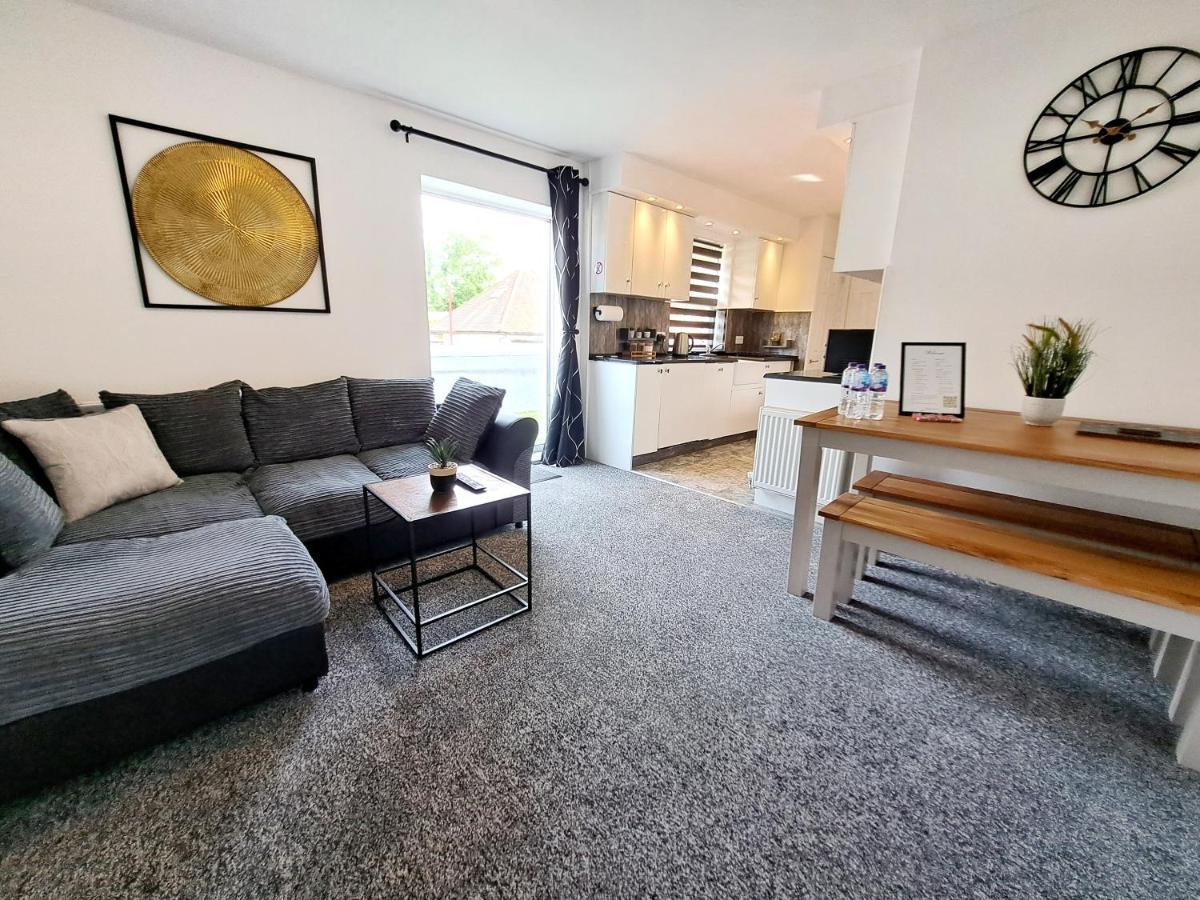 Bright 3 Bed Apartment With Terrace, Free Parking On Premises Watford  Buitenkant foto