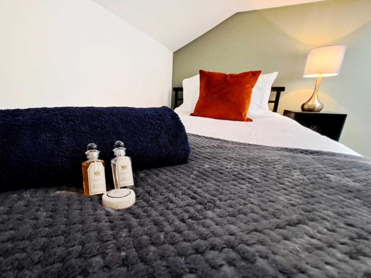 Bright 3 Bed Apartment With Terrace, Free Parking On Premises Watford  Buitenkant foto