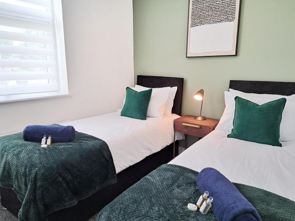 Bright 3 Bed Apartment With Terrace, Free Parking On Premises Watford  Buitenkant foto