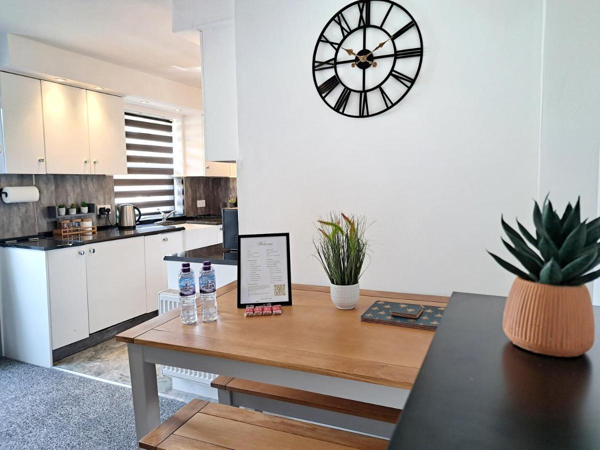 Bright 3 Bed Apartment With Terrace, Free Parking On Premises Watford  Buitenkant foto