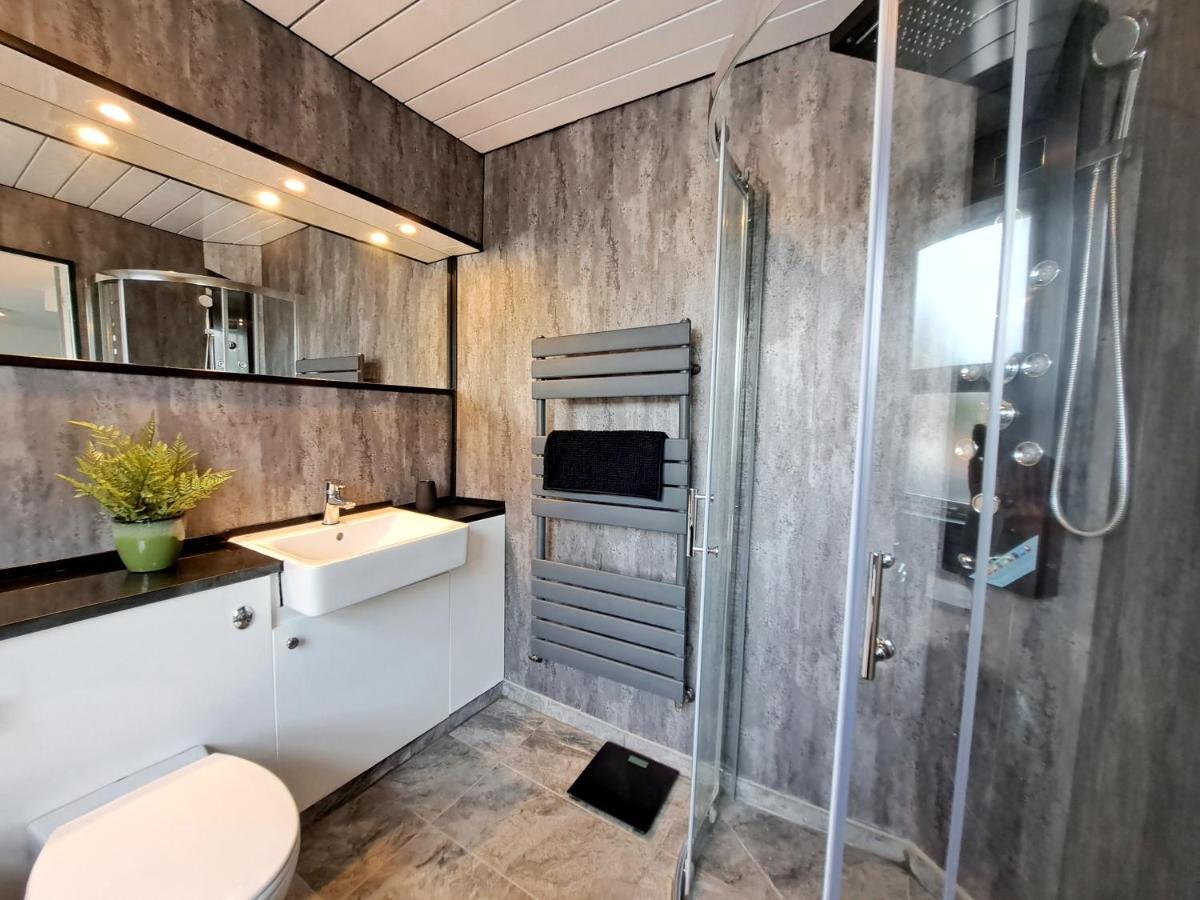 Bright 3 Bed Apartment With Terrace, Free Parking On Premises Watford  Buitenkant foto