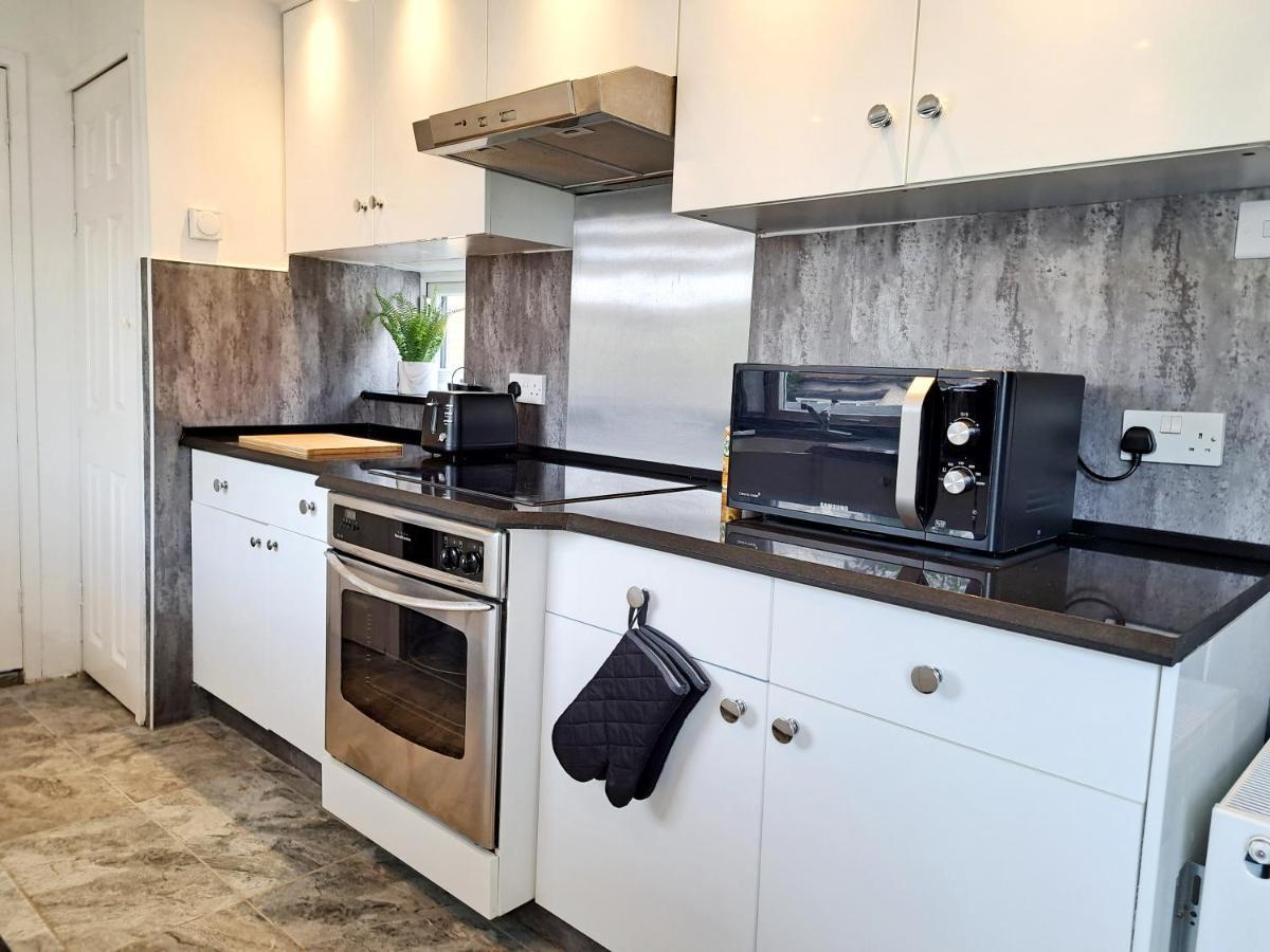 Bright 3 Bed Apartment With Terrace, Free Parking On Premises Watford  Buitenkant foto