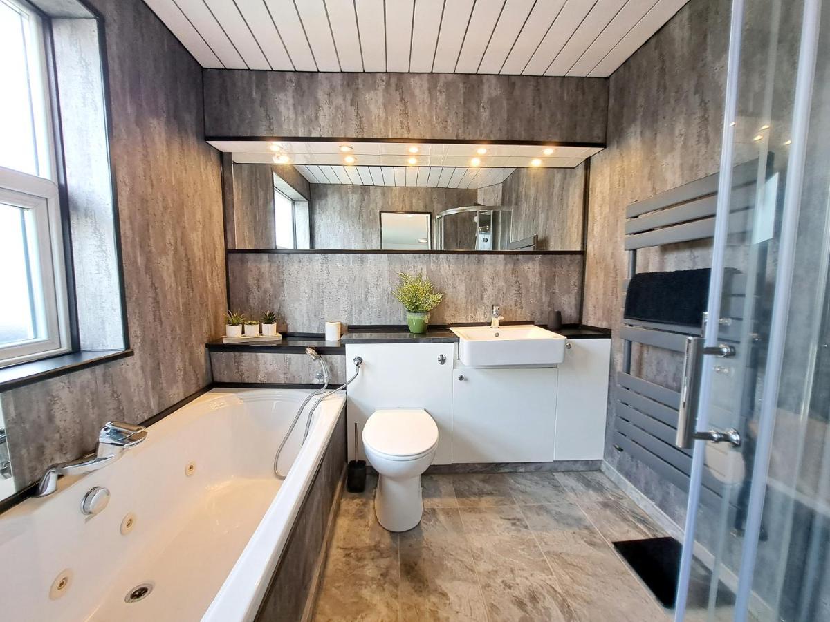 Bright 3 Bed Apartment With Terrace, Free Parking On Premises Watford  Buitenkant foto